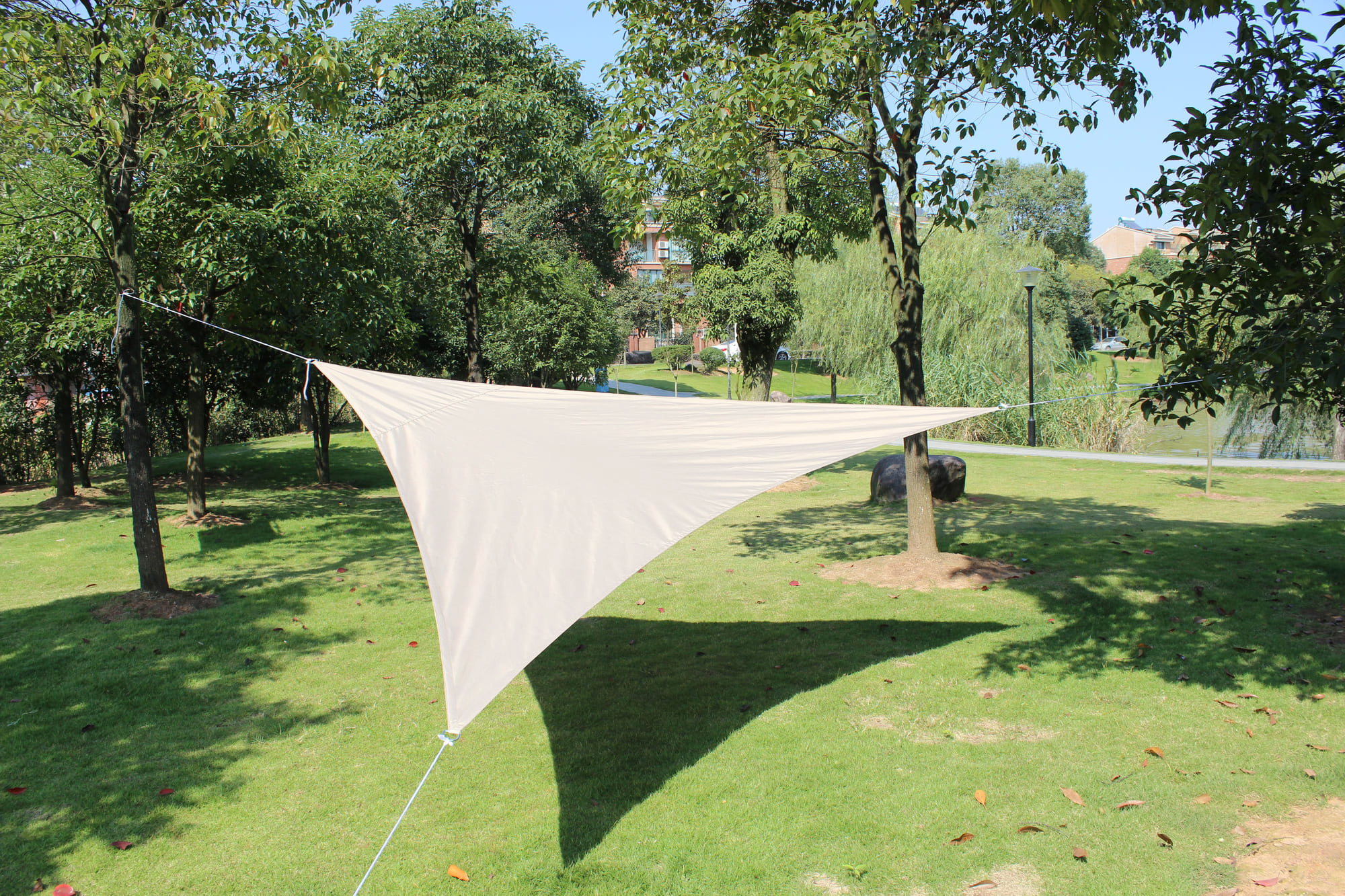 Detalle de anclaje de acero para toldo vela