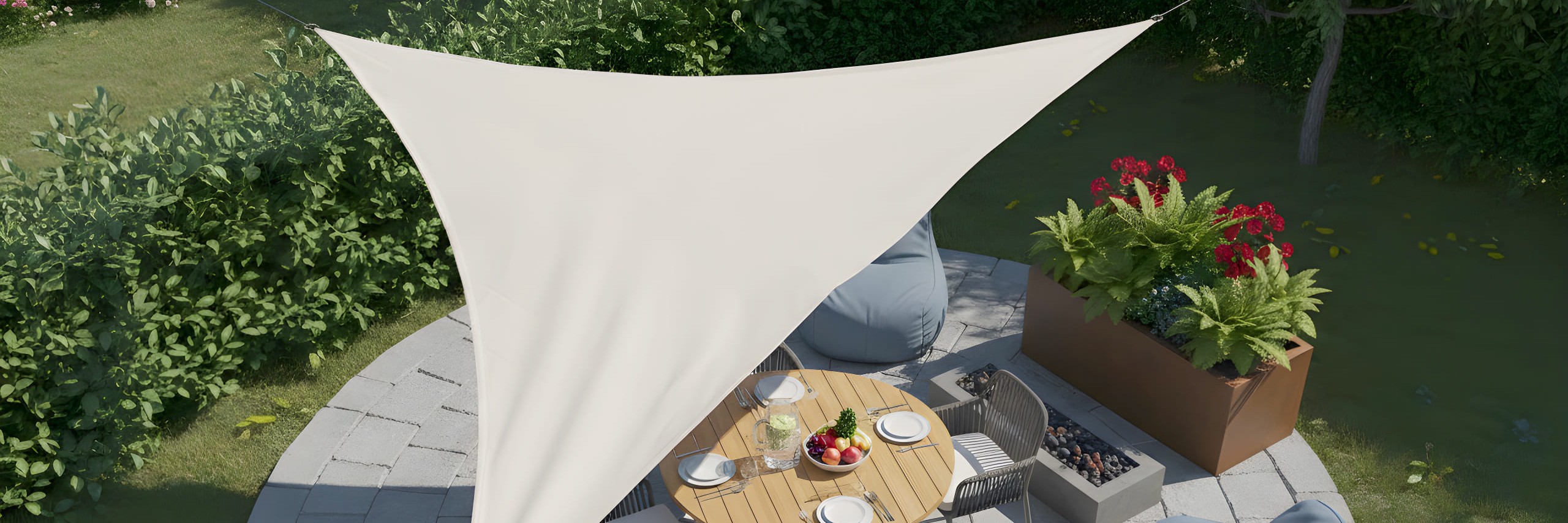 Toldo vela triangular en conjunto de mobiliario de jardín