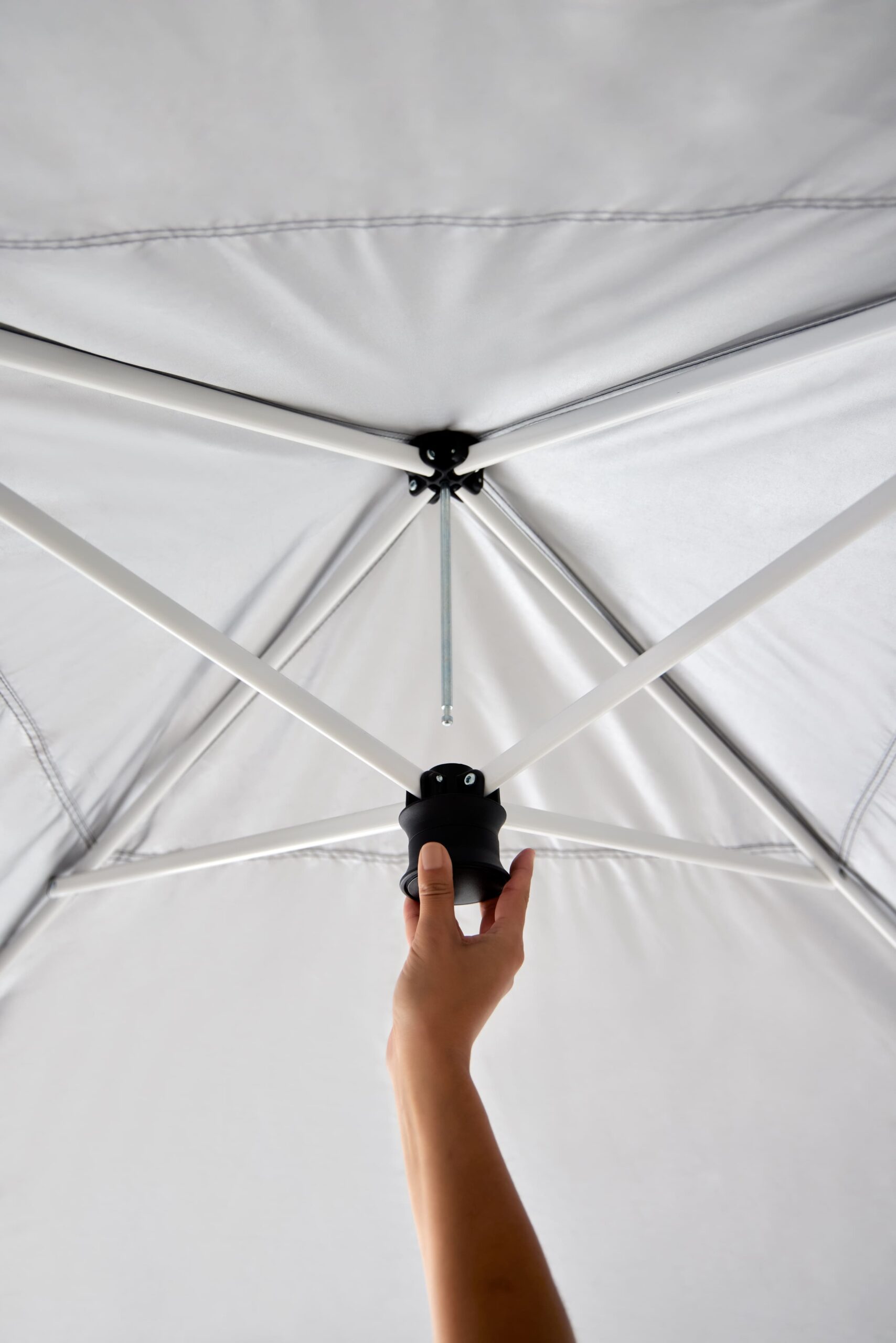 Detalle anclaje cuerdas Carpa Deluxe verde.