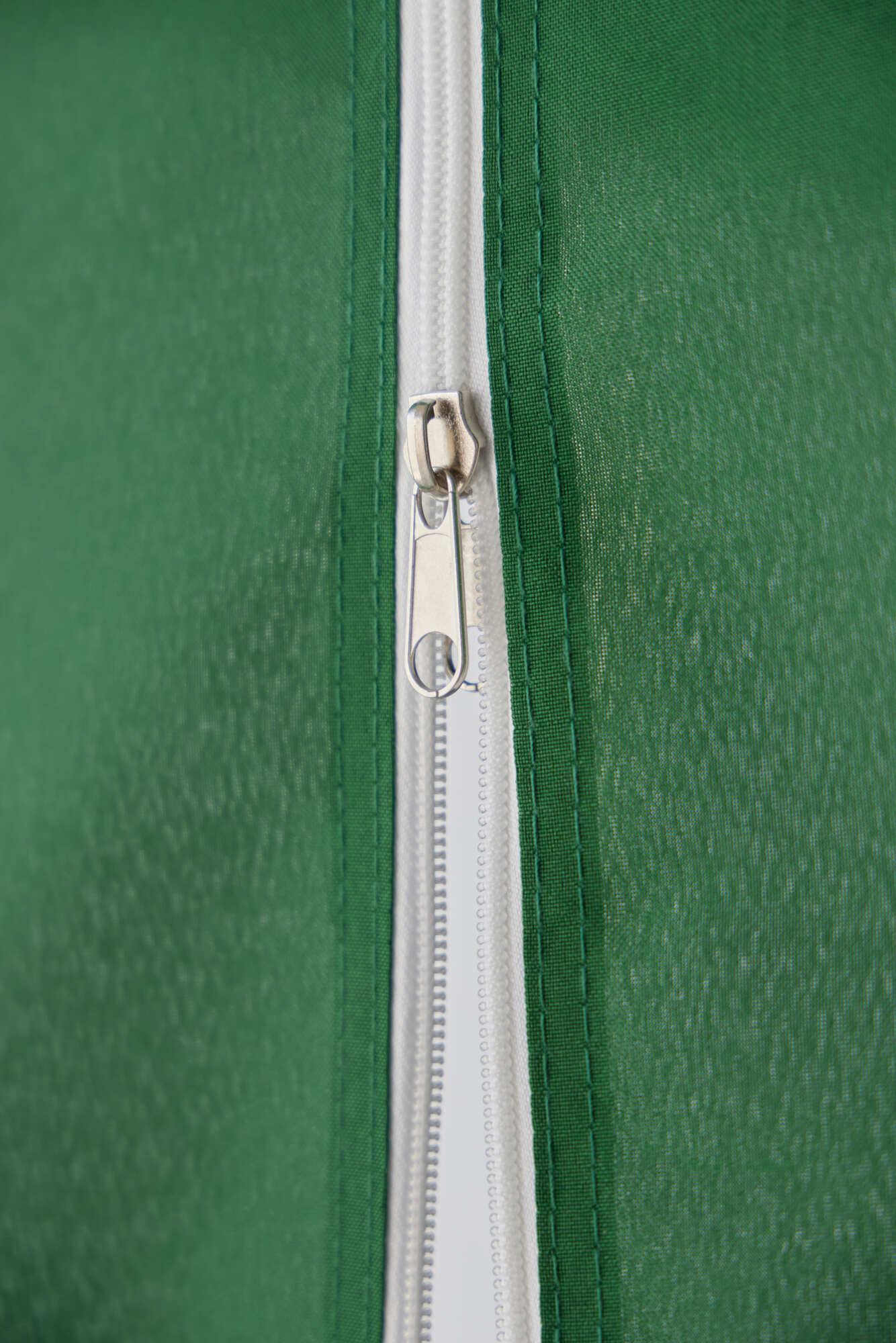 Detalle anclaje cuerdas Carpa Deluxe verde.