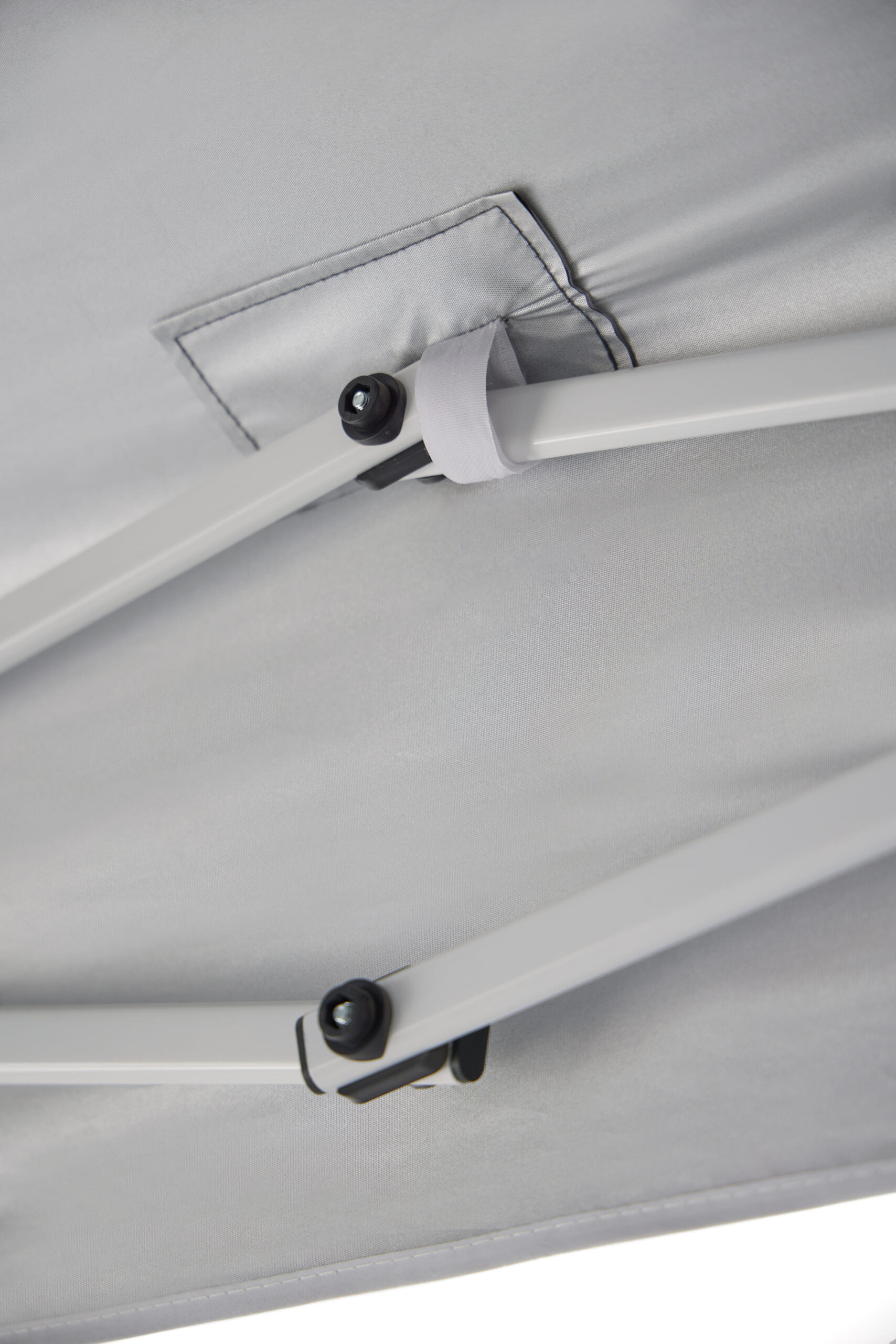 Detalle anclaje cuerdas Carpa Deluxe verde.